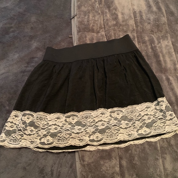 Skirt with lace trim - Picture 2 of 3